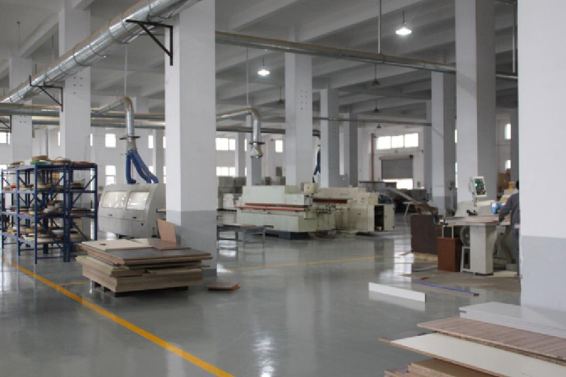 上海辦公家具廠卓越的現(xiàn)代化管理制度，認(rèn)真負(fù)責(zé)的福冠辦公家具全體員工，規(guī)范化流水作業(yè)，保障您的產(chǎn)品質(zhì)量。